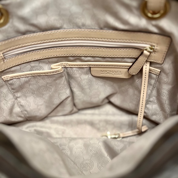 Michael Kors Logo Tote Bag - Picture 2 of 3